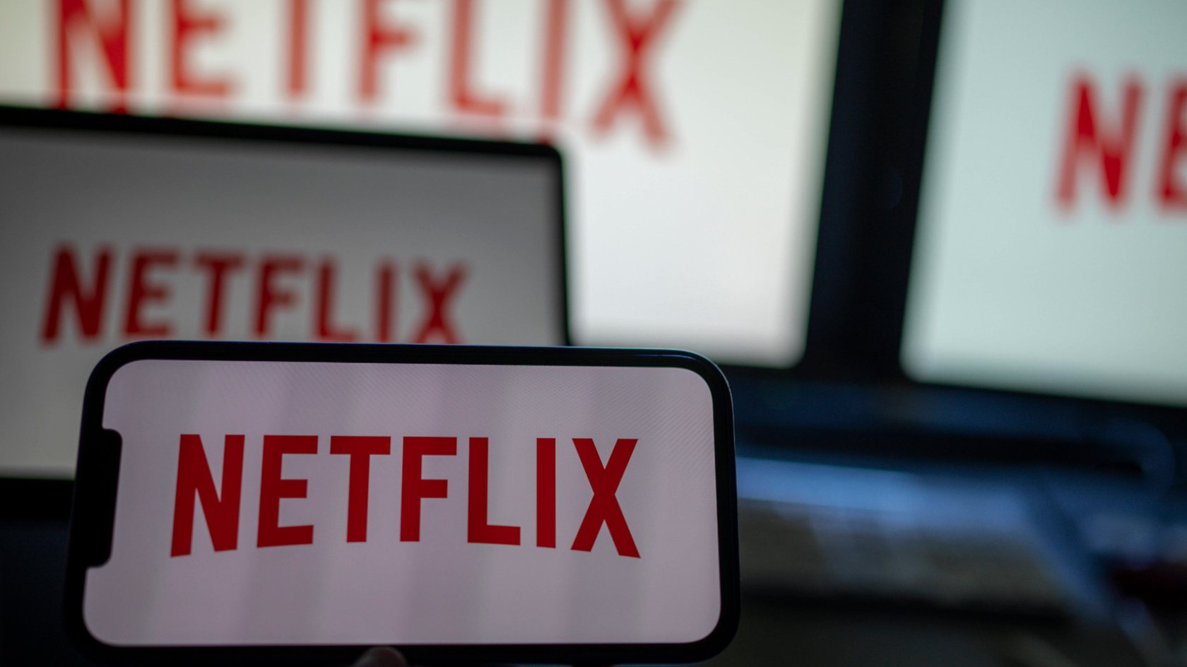 Der Netflix-Schriftzug auf mehreren Geräten.
