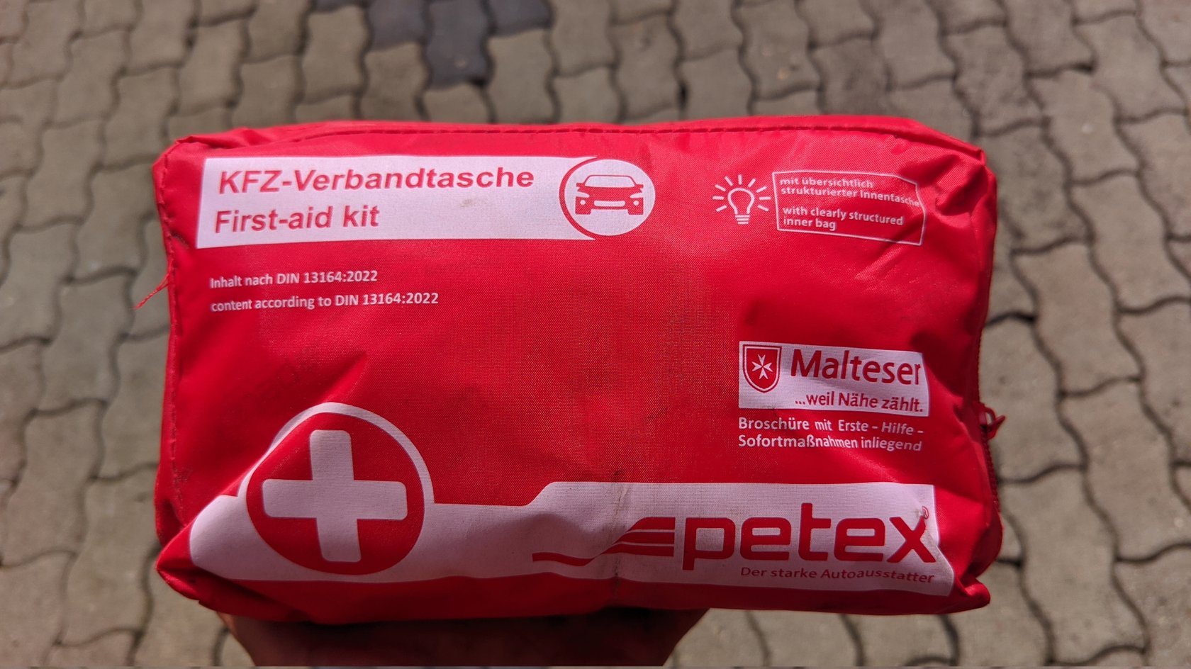 Der Auto-Verbandskasten ist Pflicht und sollte regelmäßig geprüft werden.