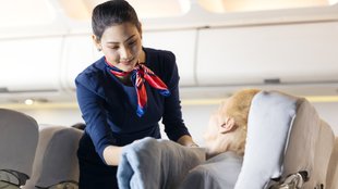 Darf man die Decke aus dem Flugzeug mitnehmen?