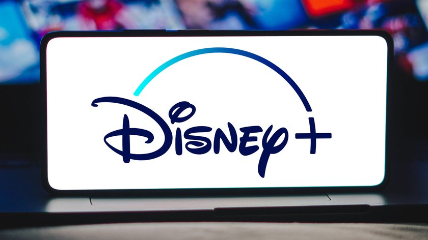 Das Bild zeigt ein Smartphone auf dem das Disney+ Logo zu sehen ist