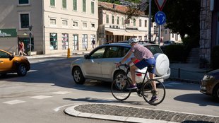 Kreisel-Chaos: Dreiste Radler stellen Autofahrer locker in den Schatten