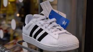 Sneaker-Sale bei Amazon: Adidas, Lacoste, Tommy Hilfiger und Co. zum Wühltisch-Preis