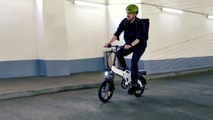 Klapp-E-Bike für 500 Euro: Ausstattungswunder mit Haken