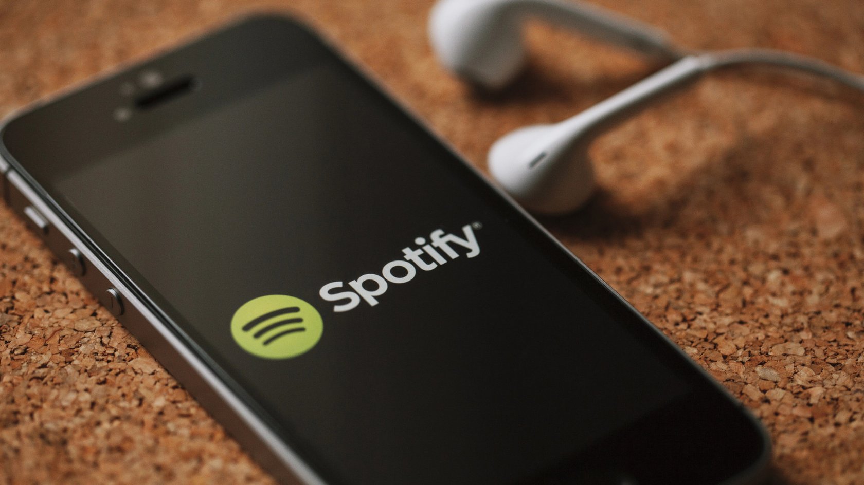 Ein Smartphone mit dem Spotify-Logo.