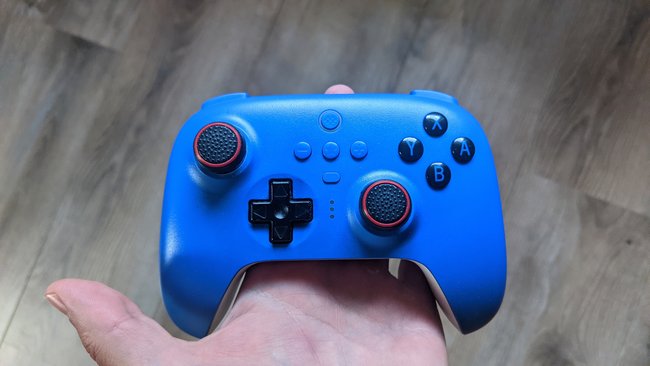 Besser als alle anderen: Der „Ultimate Bluetooth Controller“ von 8BitDo (Bildquelle: GIGA)