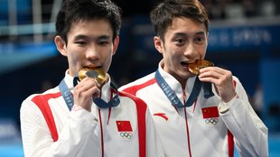 Olympia: Warum beißen Sportler auf die Goldmedaillen?