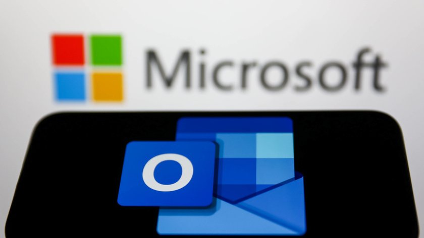 Das Outlook-Logo vor dem Microsoft-Logo.