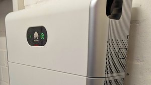 Lohnt sich ein Solaranlagen-Akku? Mythen vs. Erfahrung