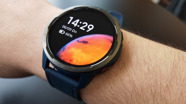 Die Xiaomi Watch S1 Active ist am Handgelenk nicht zu übersehen (Bildquelle: GIGA).