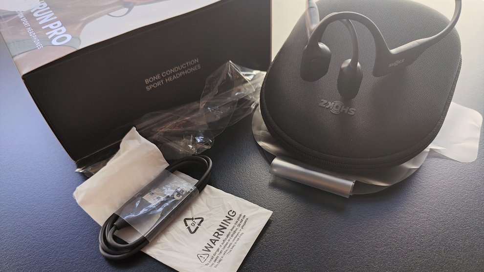 As small as the Bluetooth headphones are, a lot of packaging waste accumulates (Image source: xiaomist).