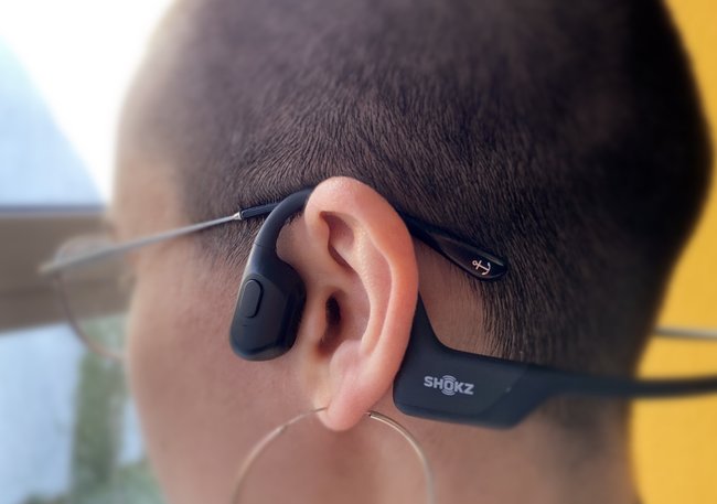 Selbst mit einer Brille stören die Bluetooth-Kopfhörer von Shokz nicht (Bildquelle: GIGA).