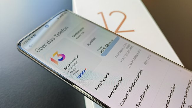 Warten auf Android 12: Das Xiaomi 12X wird noch mit Android 11 ausgeliefert (Bildquelle: GIGA).