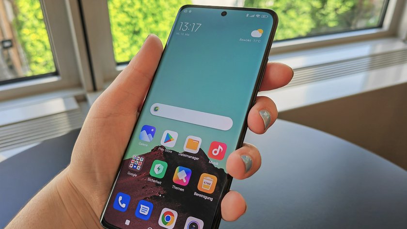 Mit dem Xiaomi 12X bekommt man endlich wieder ein handliches Handy (Bildquelle: GIGA).