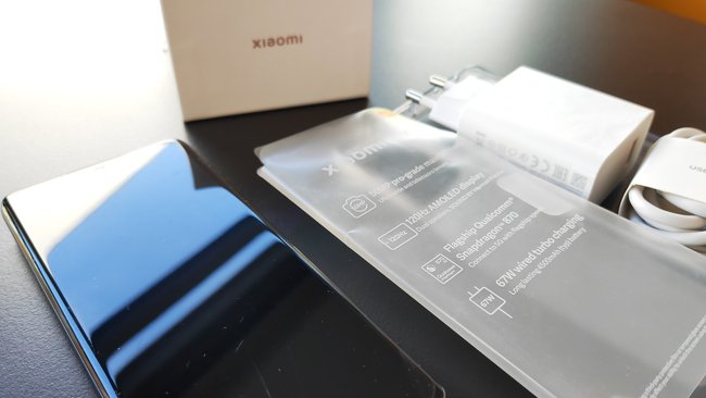 Das Xiaomi 12X kommt mit wenig Plastik im Lieferumfang aus (Bildquelle: GIGA).