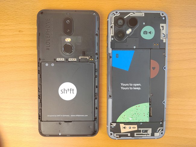Während des Fairphone 4 (rechts) mit vielen Farben auf sich aufmerksam macht, fällt bei dem Shift6mq der Schriftzug #Lovephone auf. Der Name stammt von der Shift-Community (Bild: GIGA).