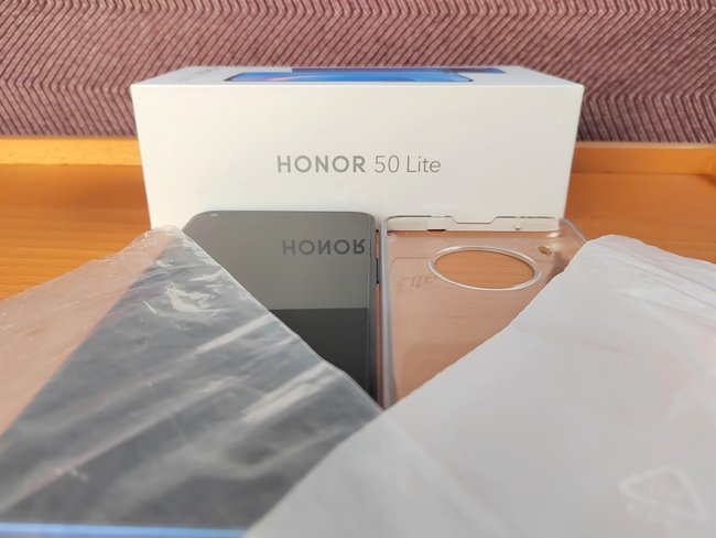 Die Plastikhüllen hätte man bei der Verpackung des Honor 50 Lite leicht umgehen können, (Bild: GIGA).