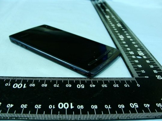 Fujitsu Arrows F-07D: Dünnstes Smartphone der Welt beim FCC-Fotoshooting