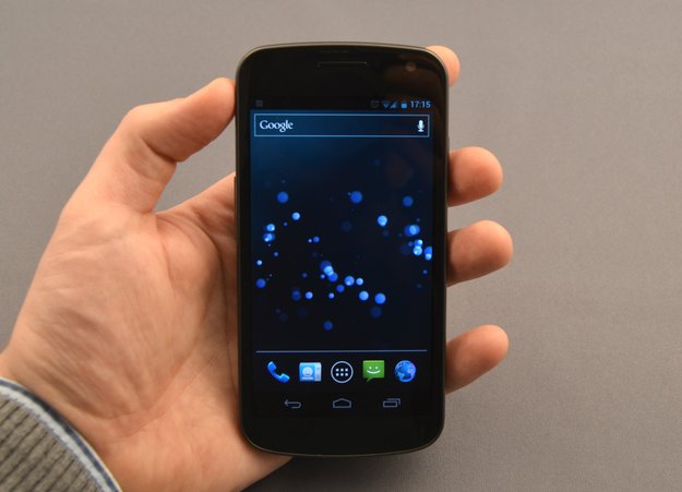 Galaxy Nexus: Smartphone fliegt bei 100 km/h vom Autodach - kein Schaden