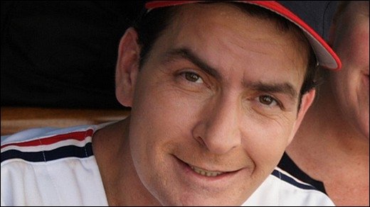 Charlie Sheen - Hat beim Filmdreh Drogen genommen und dafür Schläge kassiert