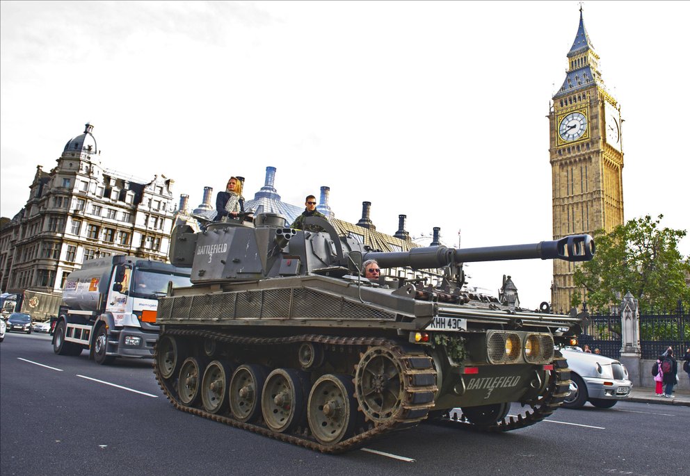 GIGA//Shorts - Halloween und Panzer in London