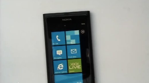 Nokia - CEO zeigt erstes Windows Phone 7 Smartphone