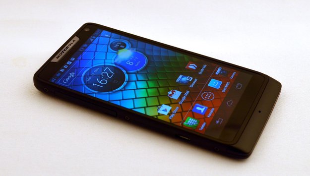 Motorola RAZR i im Test: Mittelklasse-Smartphone mit „Intel Inside“
