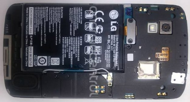 Nexus 4: Foto mit abmontiertem Akkudeckel zeigt Innenleben
