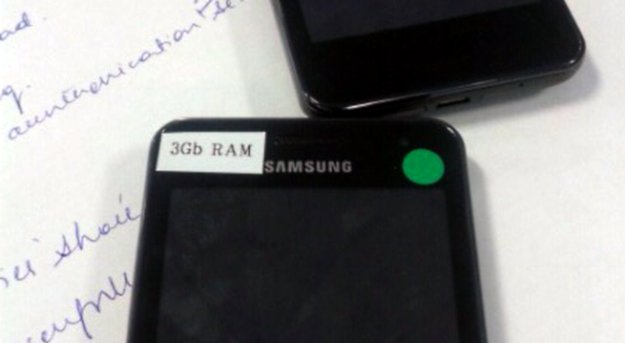 Samsung Galaxy S4: Geräte mit 3 GB RAM und Softwaretasten intern getestet