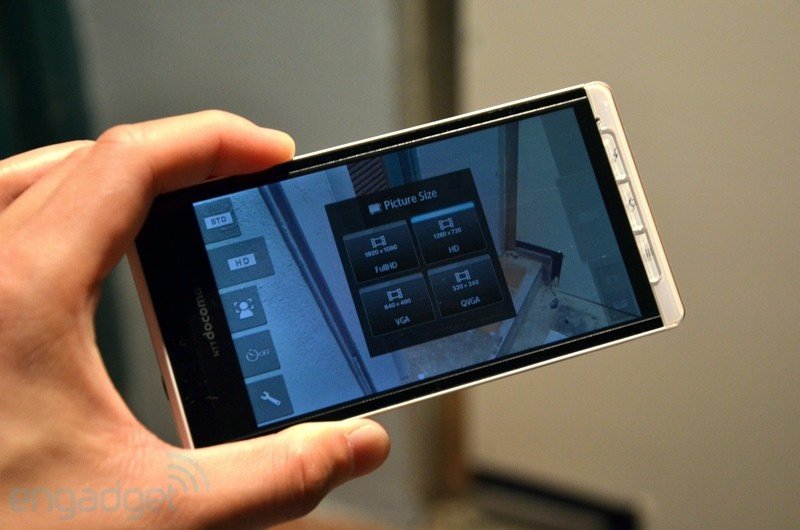 Sharp SH-01D: Kamera-Smartphone mit optischem Bildstabilisator