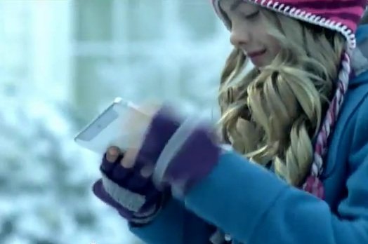 Niedliches Mädchen wirbt für Samsung und Apple zugleich