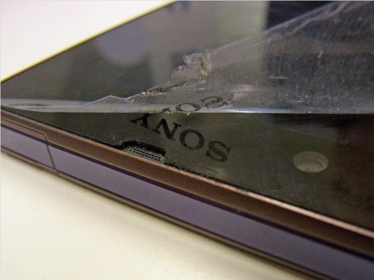 Sony Xperia Z vom Werk aus mit Schutzfolie und aufgedrucktem Logo