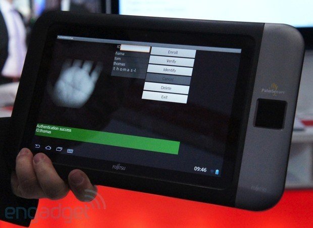 Fujitsu Tablet mit Handflächenscanner im Video demonstiert